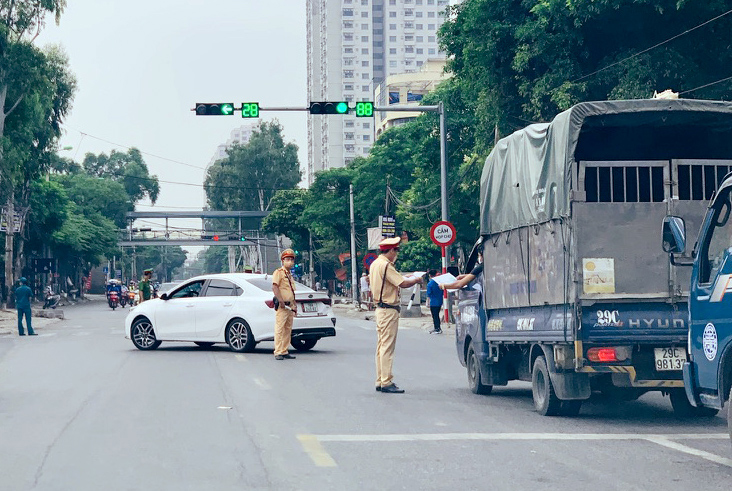 Siết chặt việc sử dụng giấy đi đường trong thời gian giãn cách xã hội
